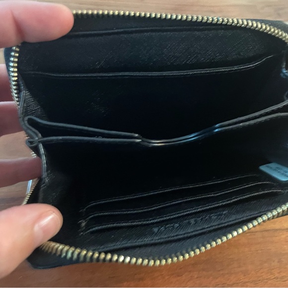 Michal Kors Zipper Wallet - Picture 3 of 7